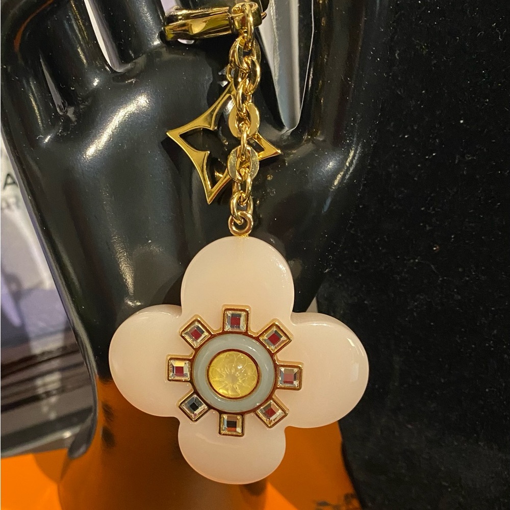 LV Fleur d’ Etole Bag Charm in Rose